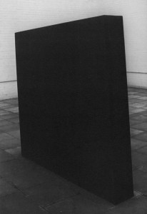 Richard Serra, Tot, 1977, Stahlblock, 210 x 210 x 30 cm, Kunstsammlungen der Ruhr-Universität - Situation Kunst, Bochum.