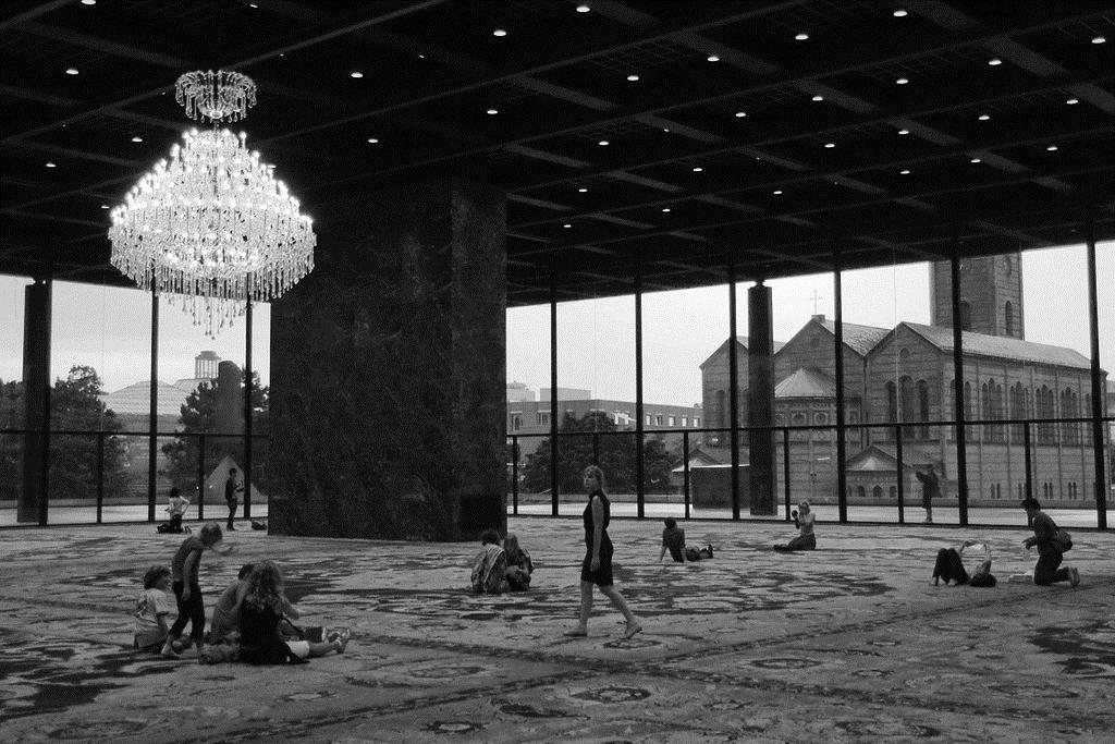 Mies van der Rohe, Neue Nationalgalerie, fotografiert von der Mitte der Glashalle in Richtung des Berlin Block (for Charlie Chaplin) während der raumbezogenen Installation von Rudolf Stingel im Jahre 2010, 1962–67, Berlin.