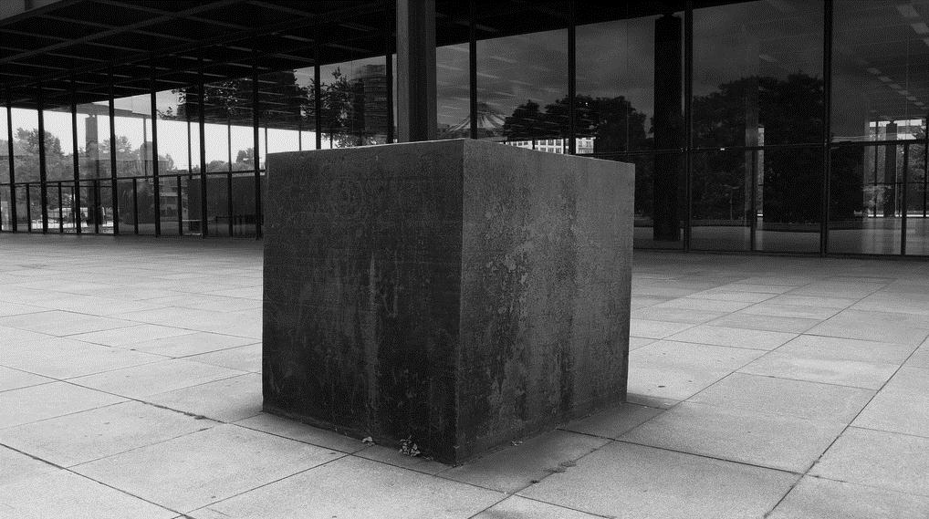 Richard Serra, Berlin Block (for Charlie Chaplin), 1977, Stahlblock, 190,5 x 190,5 x 190,5 cm,  Neue Nationalgalerie, Berlin.