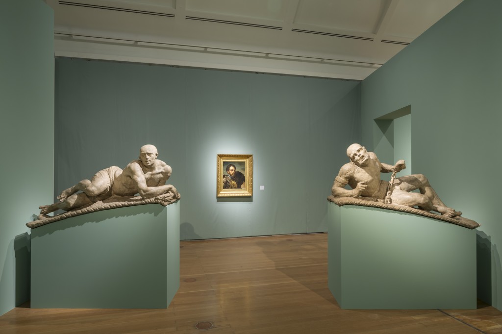 Abb. 1: Géricault. Bilder auf Leben und Tod. Ausstellungsansicht mit Skulpturen von Caius Gabriel Cibber, Ende des 17. Jahrhunderts.