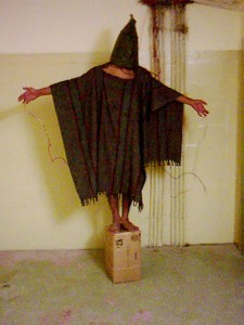Abb. 2: Sabrina Harmann, sogen. Kapuzenmann, 2003, Digitalfotografie der Folterungen im irakischen Gefängnis Abu Ghraib (Bagdad).