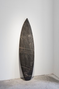 Abb. 9: Reena Spaulings, Mollusk, 2012, Marmor, 199 x 51 x 4 cm, Galerie Neu, Berlin / Privatsammlung, Berlin. Installationsansicht KW Institute for Contemporary Art.
