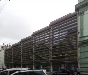 Abb. 3: Fassade des Neubaus, Mai 2014.
