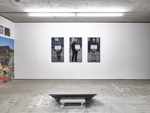 Abb. 6: Chto Delat, A Protesters Dream, 2016/2017, HD Video, 14:37 min, Farbe, Ton, 3 Digitaldrucke, je 100x50cm, Ausstellungsansicht Berlin, KOW.